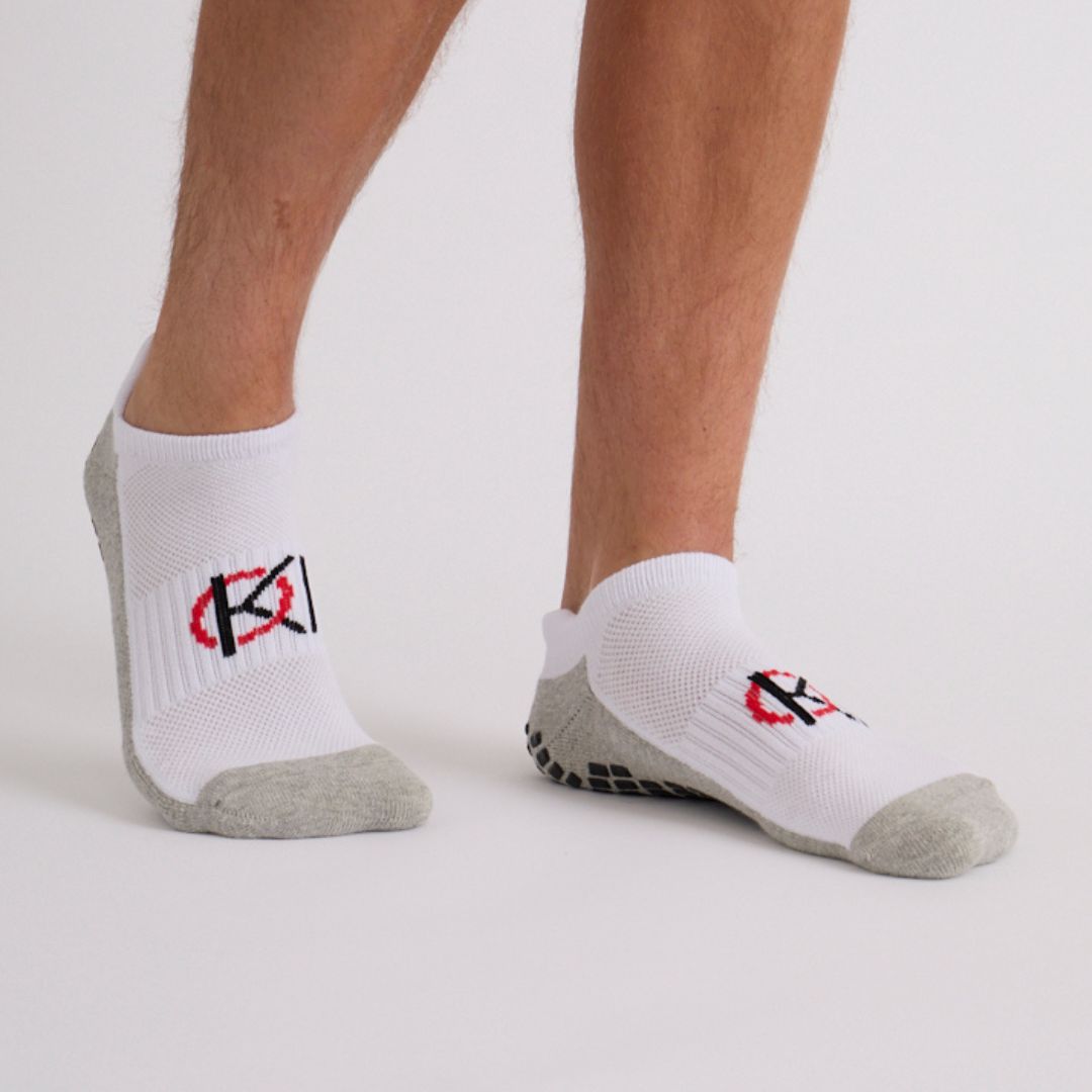 Mens white ankle golf socks on sunny UK fairway – lightweight and supportive