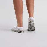 Close-up of white ankle mens golf socks – ribbed arch support and cushioned sole