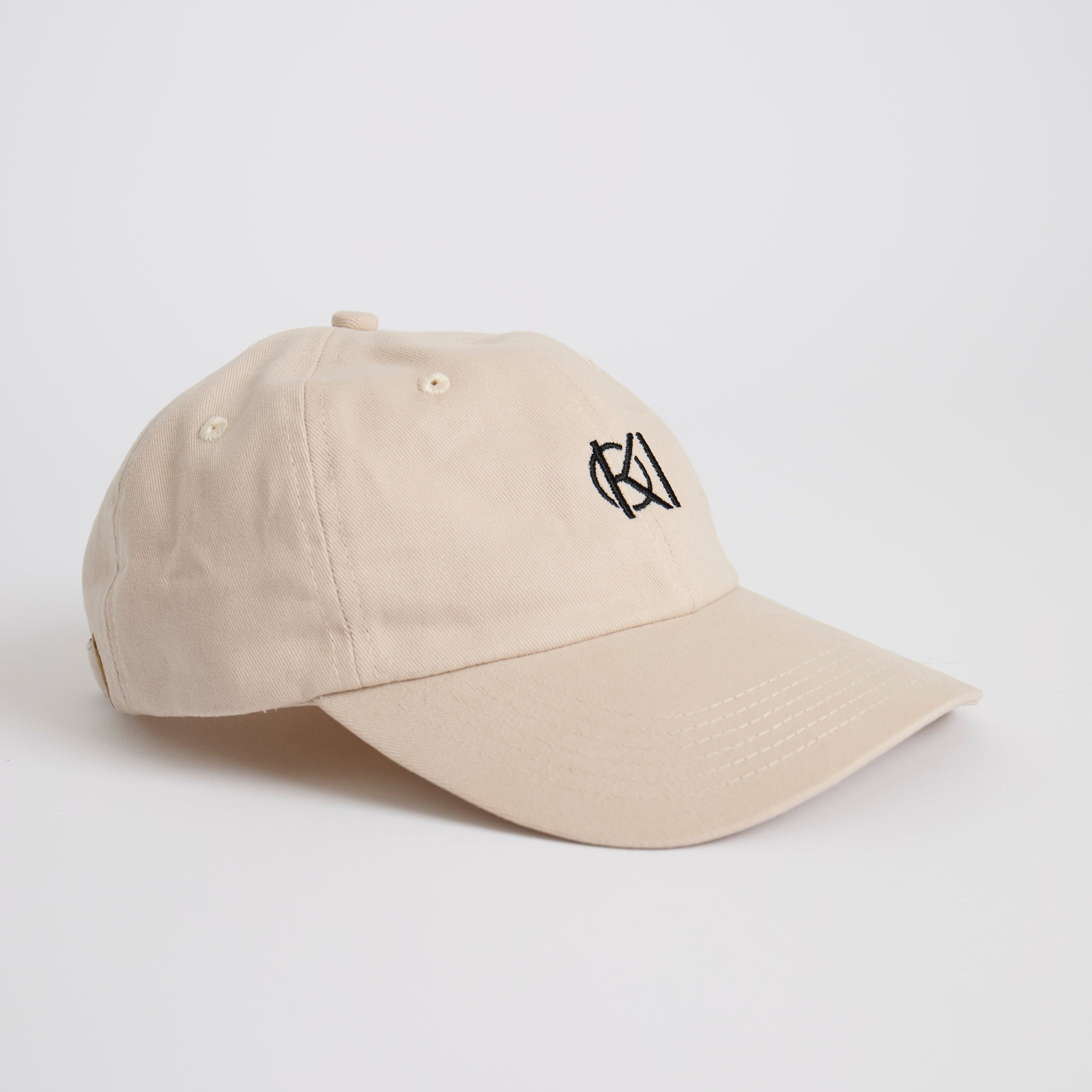 Beige golfing cap with a black logo on a white background