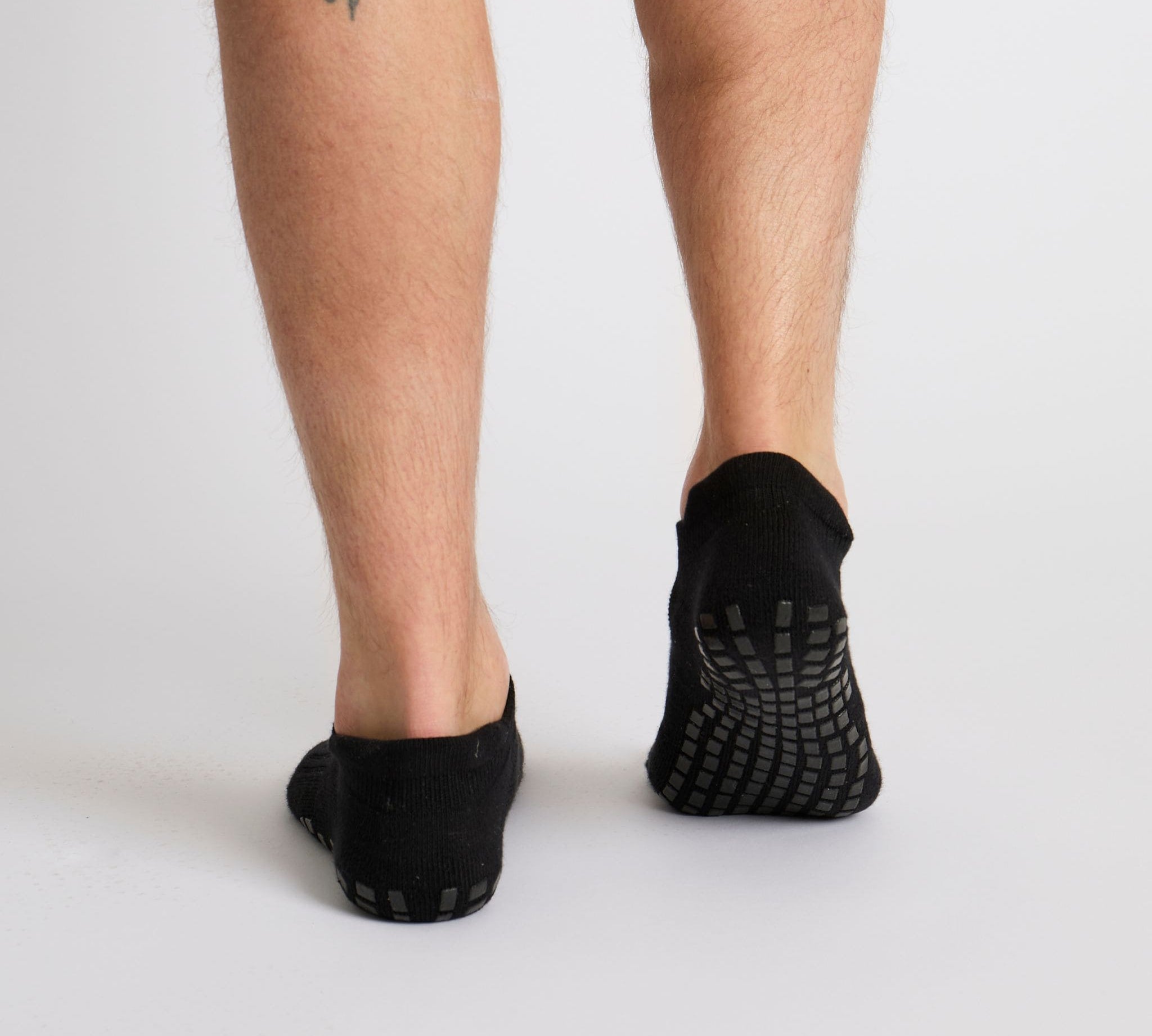 Close-up of black ankle mens golf socks – cushioned heel, arch support, and anti-blister design