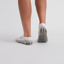 Close-up of white ankle mens golf socks – ribbed arch support and cushioned sole